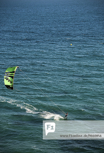 Kitesurfer am Platja Arenal Bol  Strand von Calp  Costa Blanca  Provinz Alicante  Spanien  Europa