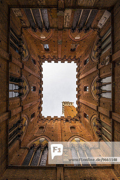Innenhof  Torre del Mangia  Piazza del Campo  Siena  Toskana  Italien  Europa