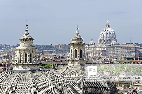 Kuppel der barocken Zwillingskirchen Santa Maria dei Miracoli und Santa Maria in Montesanto  dahinter der Petersdom im Vatikan  Vatikanstadt  Rom  Italien  Europa
