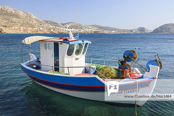 Fischerboot im Hafen  Finiki  Karpathos  Dodekanes  Südliche Ägäis  Griechenland  Europa