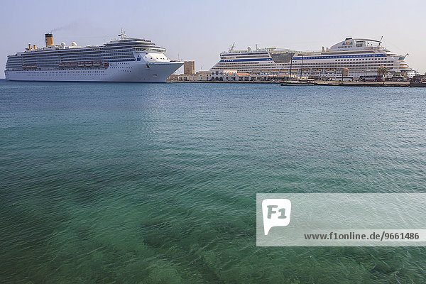 Kreuzfahrtschiffe Costa Mediterranea und Aida Diva im Hafen von Rhodos  Dodekanes  Südliche Ägäis  Griechenland  Europa