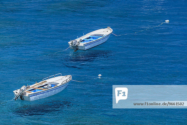 Boote im aquamarinblauen Wasser  Kyra Panagia  Karpathos  Dodekanes  Südliche Ägäis  Griechenland  Europa