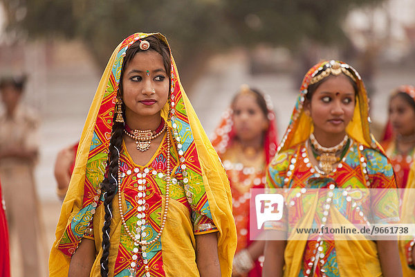 Junge Frauen in der typischen farbenfrohen Tracht der Rajasthanis beim Kamelmarkt und Viehmarkt Pushkar Mela  Pushkar  Rajasthan  Indien  Asien