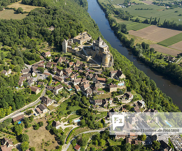 Luftbild  Burg und Dorf am Fluss Dordogne  Castelnaud-la-Chapelle  Périgord  Département Dordogne  Region Aquitanien  Südfrankreich  Frankreich  Europa
