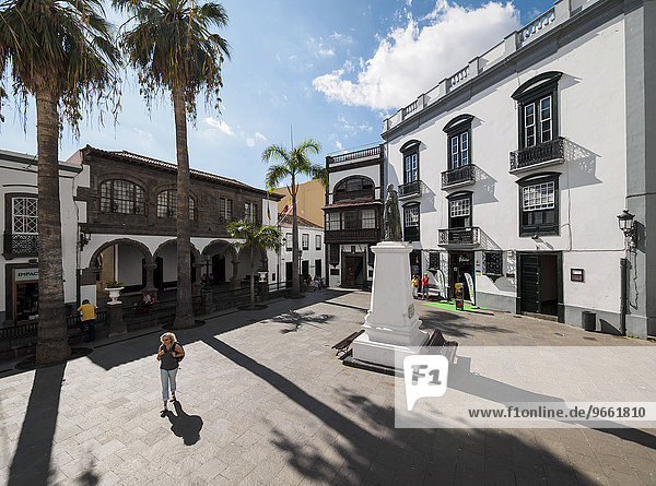 Der zentrale Platz Plaza Espana mit dem Rathaus  links  Santa Cruz  La Palma  Kanarische Inseln  Spanien  Europa