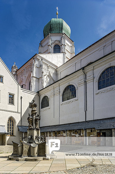 Sixtus-Kapelle links  Stephanstürmchen und Domkuppel über dem Domhof  Dom St. Stephan  Passau  Niederbayern  Bayern  Deutschland  Europa