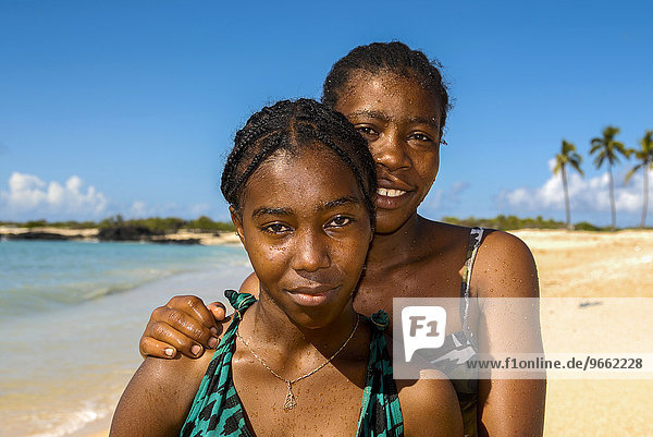 Einheimische Mädchen am Strand  Grande Comore  Komoren  Afrika