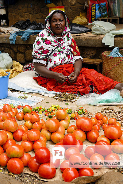 Eine Marktfrau verkauft ihr Gemüse  Fomboni  Moheli  Komoren  Afrika