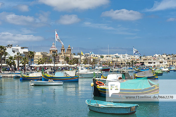 Bunt gestrichene traditionelle Fischerboote  Luzzu  Hafen von Marsaxlokk  Malta  Europa