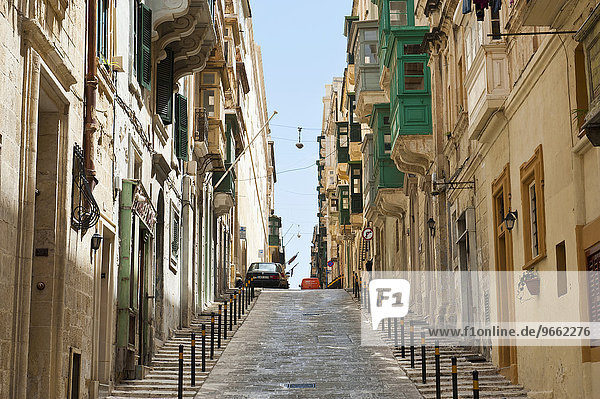 Typische Straßenschlucht  Straßen-Schlucht  gerade Straße führt bergauf  Altstadt  Valletta  Malta  Europa