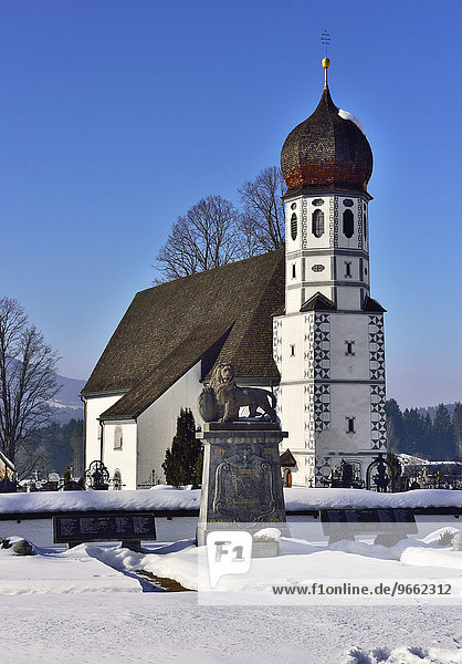 Friedhof  Kirche mit Lärchenschindeldach  vorne Kriegerdenkmal 1. Weltkrieg  Fischbachau  Leitzachtal  Bayern  Deutschland  Europa