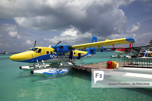 Wasserflugzeuge am Ponton der Insel Kuredu  Kuredu Island Resort  Lhaviyani-Atoll  Malediven  Asien