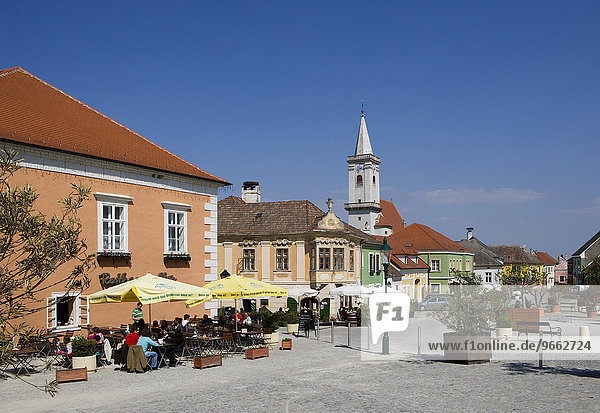 Rathausplatz und katholische Pfarrkirche  Rust am Neusiedler See  Burgenland  Österreich  Europa