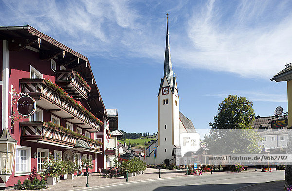 Marktplatz mit Pfarrkirche zum heiligen Blasius  Lammertal  Abtenau  Land Salzburg  Österreich  Europa