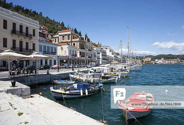 Hafenpromenade mit Fischerbooten  Gythio  Peloponnes  Griechenland  Europa