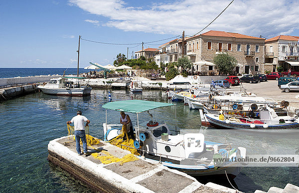 Fischerboote im Hafen  Agios Nikolaos  Mani-Halbinsel  Peloponnes  Griechenland  Europa