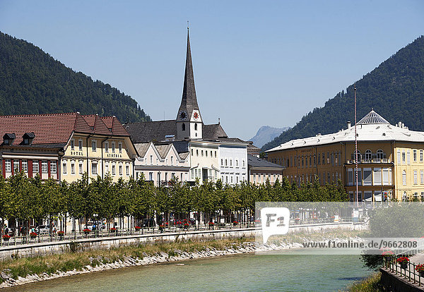 Promenade mit Pfarrkirche  Fluss Traun  Bad Ischl  Salzkammergut  Oberösterreich  Österreich  Europa