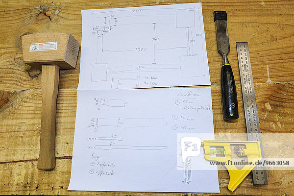 Holzwerkzeug und Bauplan