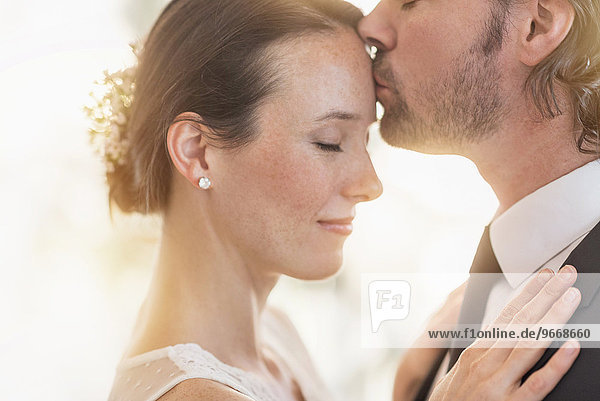 Braut Bräutigam küssen