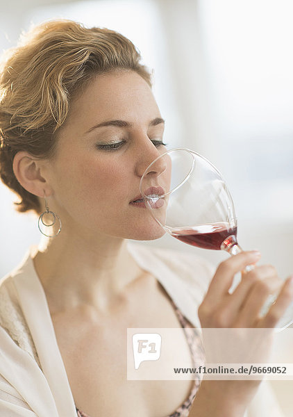 junge Frau junge Frauen Rotwein trinken