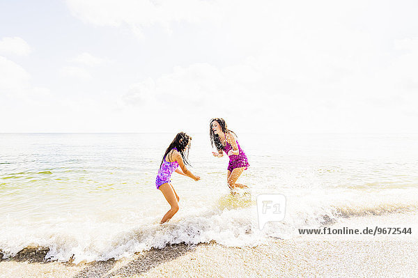 Fröhlichkeit Strand Mädchen