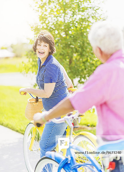 Senior Senioren Portrait Frau Mann sehen lachen über Fahrrad Rad bekommen