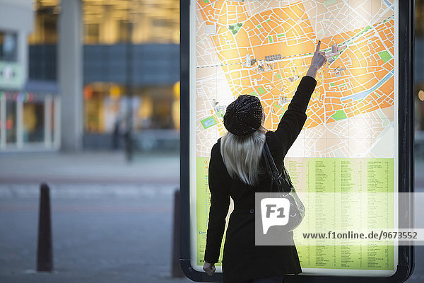 junge Frau junge Frauen zeigen Großstadt Landkarte Karte