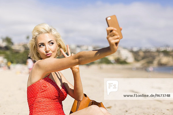 blond Frau nehmen Strand