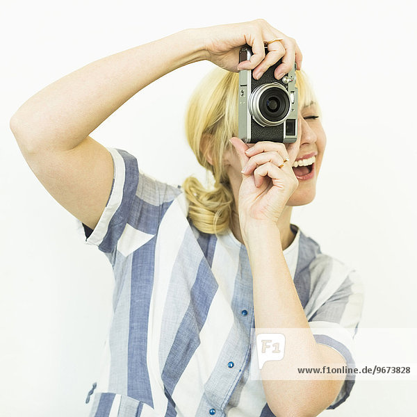 Frau fotografieren Fotoapparat Kamera schießen Studioaufnahme