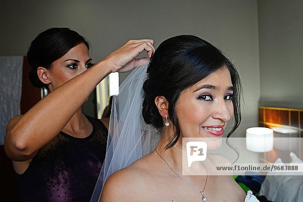 Braut Hochzeit Anprobe Hilfe Schleier