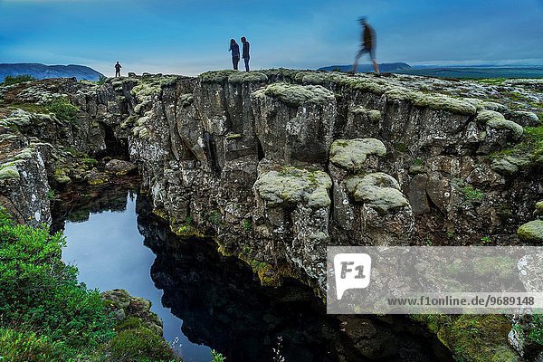 stehend Mensch Menschen Spalt Island Thingvellir Nationalpark
