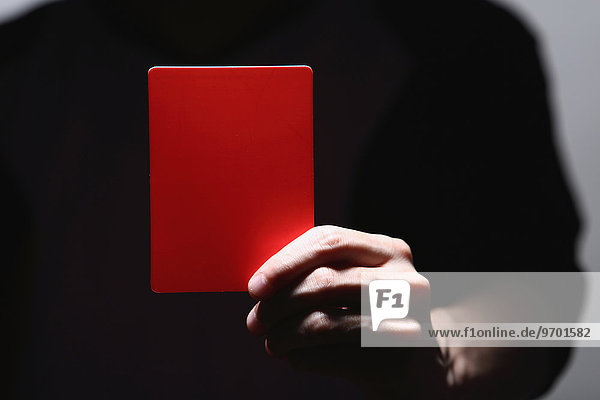 rote Karte Karten Mann halten