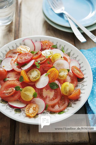 Bunter Tomatensalat mit Radieschen