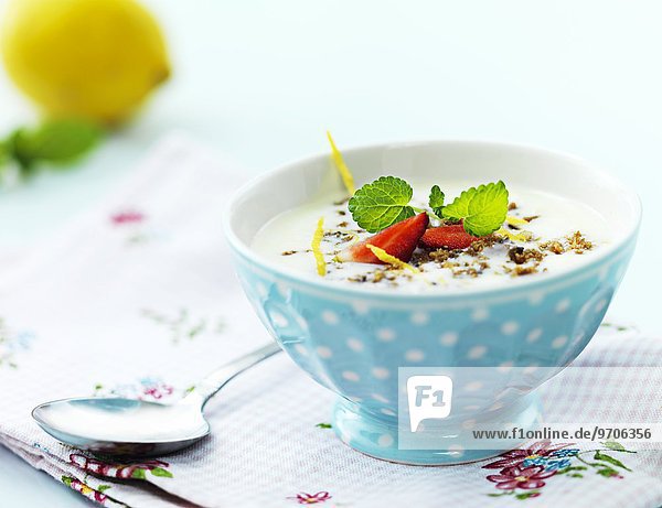 Joghurt mit Müsli und Erdbeeren