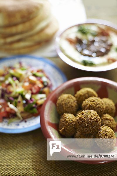 Falafel  Salat  Fladenbrot und Hummus (Nordafrika)