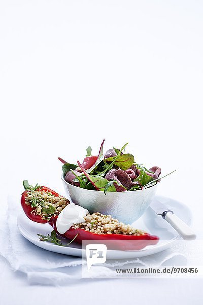 Gefüllte Paprikaschote mit Quinoa und Roastbeefsalat