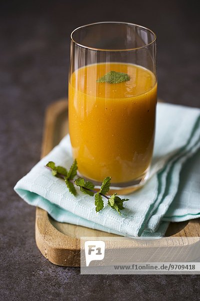 Mango-Pfirsich-Smoothie mit Minze