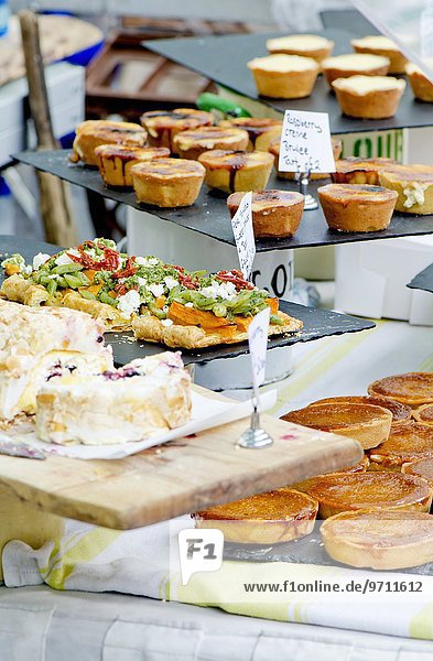 Bäckerei-Marktstand mit Sirup-Torten und Gemüsepizzen (England)