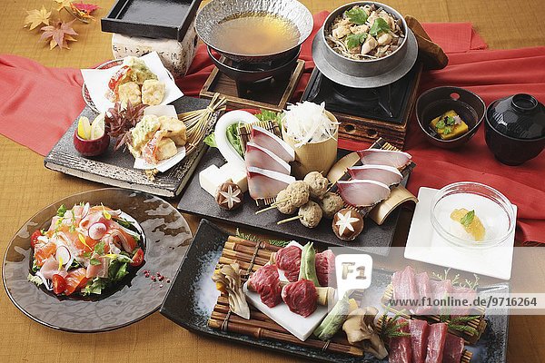 Partyplatte mit Rindfleisch  Salat und Sashimi (Japan)