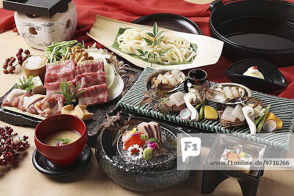 Partyplatte mit Rindfleisch  Udonnudeln und Sashimi (Japan)