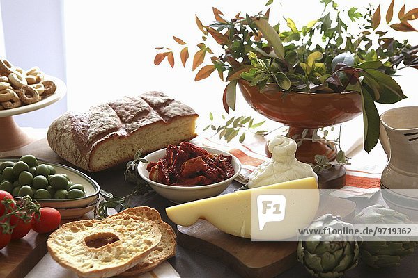 Apulisches Stilleben mit Käse  Brot  Gebäck und Gemüse