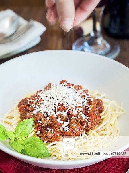 Spaghetti mit vegetarischer Bolognese und Parmesan