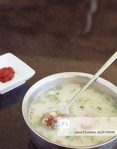 'Koreanische Rindersuppe aus Rinderknochen; dazu scharfe Chilipaste'