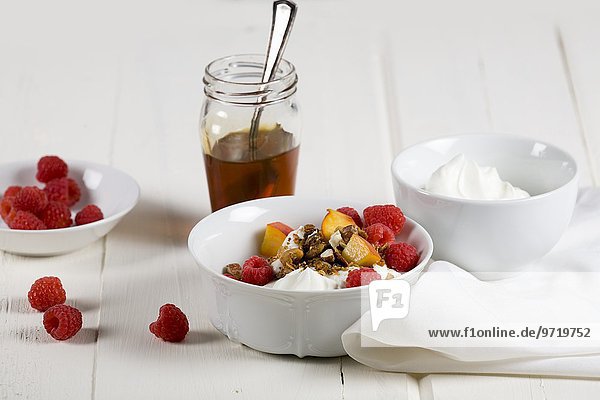 Griechischer Joghurt mit frischem Obst  Cerealien und Honig