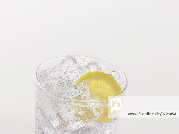 Limonade im Glas mit frischer Zitrone