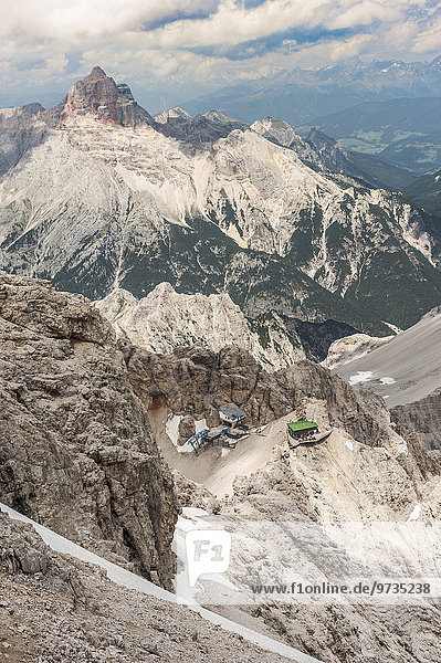 Lorenzihütte  2932 m  Bergstation Seilbahn  hinten Hohe Gaisl  3146 m  Aussicht vom Klettersteig Marino Bianchi  Cristallo-Gruppe  Ampezzaner Dolomiten  Cortina d'Ampezzo  Provinz Belluno  Veneto  Italien  Europa