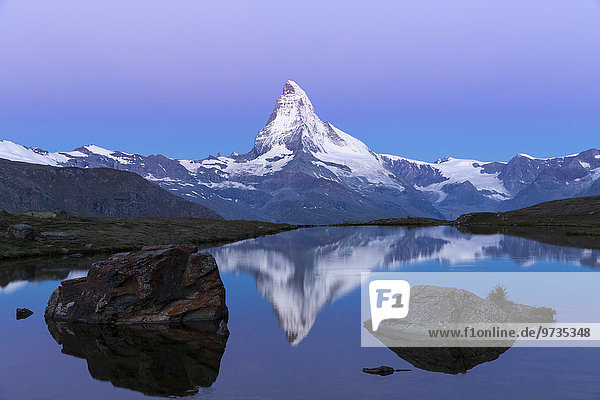 Matterhorn spiegelt sich im Stellisee  Morgenstimmung  Zermatt  Wallis  Schweiz  Europa