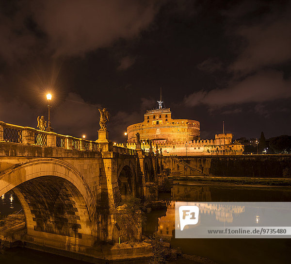 Engelsbrücke und Engelsburg bei Nacht  Castel Sant'Angelo  Fluss Tiber  Tevere  Rom  Latium  Italien  Europa