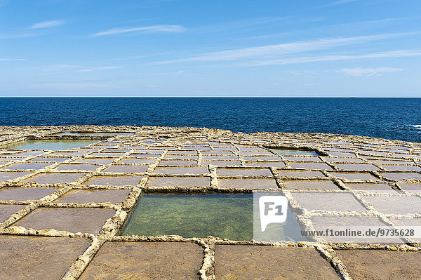 Meersalzgewinnung in Salzpfannen  Xwejni Bay  Xwejni Bucht  Gozo  Malta  Europa