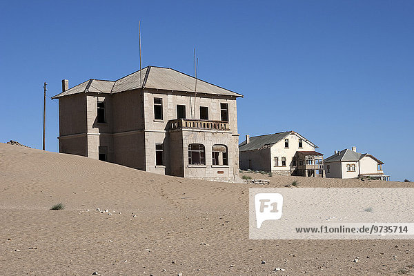 Alte Häuser in der ehemaligen Diamantenstadt  heute eine Geisterstadt  Kolmannskuppe  Kolmanskop  Kolmannskuppe  Lüderitz  Namibia  Afrika